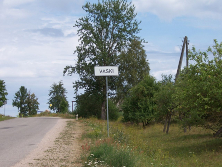 Die folgenden Bilder und Zitate sind Ausschnitte aus der Dokumentation einer Grabsuche in Lettland durch den Sohn und die Enkelin des Kriegstoten (Bericht von Familie Müller über ihre Lettlandreise 27.07.–31.07.2006, <http://www.kurland-kessel.de>).»Von hier aus fuhren wir auf der P104 zurück nach ›Vaski‹, wo sich einst der Hauptverbandsplatz befand, in dem mein Vater am 26.12.1944 an seiner schweren Verwundung verstarb.«