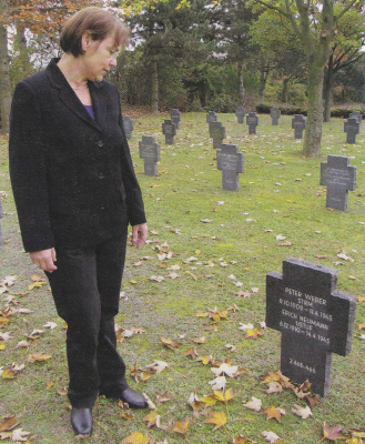 Eine Frau am Grab ihres Vaters auf der Kriegsgräberstätte Oberwölbling (Österreich)(Stimme und Weg 1/2009, S. 13; Foto: Maurice Bonkat)