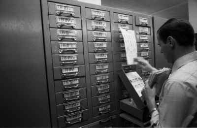 Ein BKA-Beamter in der Kartei für Fingerabdrücke, 1965 (picture alliance/Klaus Rose)