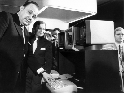 Am 13. November 1972 startete der damalige Bundesinnenminister Hans-Dietrich Genscher auf dem Frankfurter Flughafen das EDV-System zur Personenfahndung. In den folgenden Jahren erhielten Polizeidienst- und Grenzkontrollstellen aus dem ganzen Bundesgebiet per Datenfernübertragung Zugriff auf das Fahndungssystem, in das ab 1974 auch die Sachfahndung integriert wurde. (picture alliance/Manfred Rehm)
