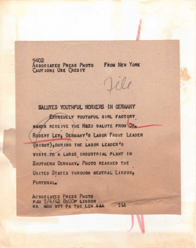 Die Bildbeschriftung auf der Rückseite vermerkt: »Photo reached the United States through neutral Lisbon, Portugal.« (Privatbesitz des Autors)