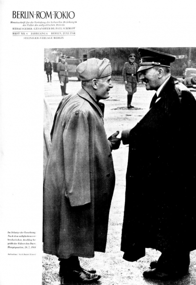 »Im Schutze der Vorsehung. Nach dem missglückten verbrecherischen Anschlag begrüßt der Führer den Duce. Hauptquartier, 20.7.1944. Aufnahme: Gerd Baatz (Laux).« (aus: Berlin – Rom – Tokio, Juli 1944, S. 1)