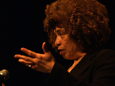 Angela Davis bei einem Vortrag an der University of Alberta, März 2006(Wikimedia Commons, Nick Wiebe, Angela-Davis-Mar-28-2006, CC BY-SA 3.0) Angela Davis bei einem Vortrag an der University of Alberta, März 2006