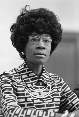 Shirley Chisholm (1924–2005) wurde 1968 als erste Afroamerikanerin in den Kongress gewählt. 1972 bemühte sie sich vergeblich darum, von der Demokratischen Partei als Präsidentschaftskandidatin nominiert zu werden. Auch nach ihrem Rückzug aus dem Kongress (1983) blieb sie politisch und publizistisch aktiv.(Wikimedia Commons; Library of Congress, U.S. News & World Report Collection/Public Domain) Shirley Chisholm (1924–2005)