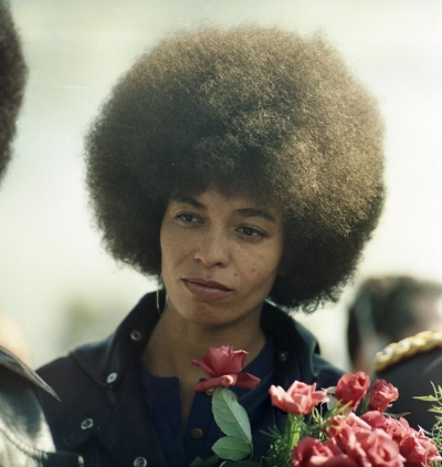 Die amerikanische Kommunistin und Bürgerrechtlerin Angela Davis (während eines Besuchs in Ost-Berlin), September 1972(Bundesarchiv, Bild 183-L0912-428, Allgemeiner Deutscher Nachrichtendienst – Zentralbild, Foto: Klaus Franke) Angela Davis (während eines Besuchs in Ost-Berlin), September 1972