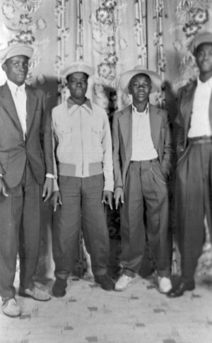 Afroamerikanische Jugendliche in den 1940er-Jahren mit den damals besonders in der Jazz-Szene populären weitgeschnittenen Zoot Suits.(Wikimedia Commons; State Archives of Florida, Florida Memory, Foto: Joseph H. Avery, Jr./Public Domain) Afroamerikanische Jugendliche in den 1940er-Jahren