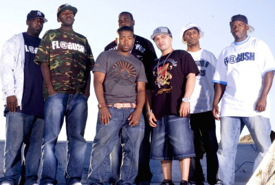 Männer in typischem Hip-Hop-Outfit mit Baggy Pants, Basecaps und T-Shirts, Brooklyn, 2008(Wikimedia Commons; Public Domain) Männer in typischem Hip-Hop-Outfit