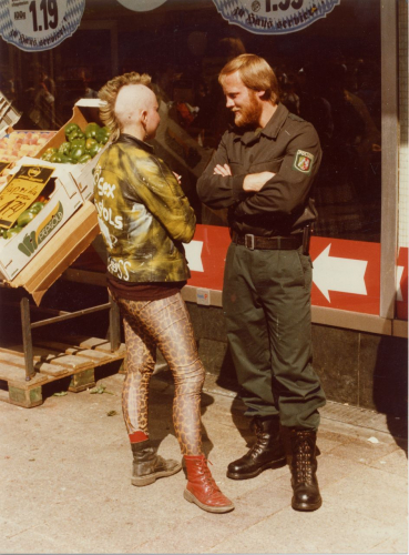 Bewusst hässlich? Punkerin in Wuppertal 1983 (Deutsches Historisches Museum, Sammlung Deutscher Jugendfotopreis, LD 2009/8.4209; Foto: Burkhard Blum)