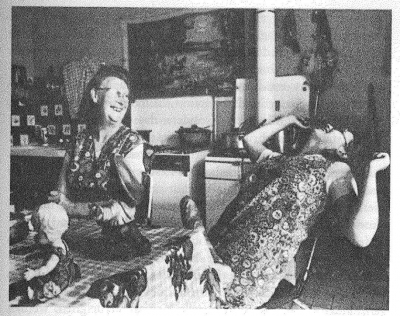 Frauen am Küchentisch. Bourdieu kommentierte in seiner Studie meist nicht, warum er welche Bilder abdrucken ließ, und versah sie nicht mit Ort oder Datum. (aus: Bourdieu, Die feinen Unterschiede, S. 603. Als Fotograf ist im Bildnachweis auf S. 875 Yves Jeanmougin angegeben.)