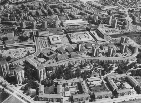 Räumlich-funktionale Gliederung im modernen Städtebau: Luftbild von Vällingby, ca. 1960(Wikimedia Commons/Public Domain) Räumlich-funktionale Gliederung im modernen Städtebau: Luftbild von Vällingby, ca. 1960(Wikimedia Commons/Public Domain)
