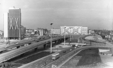 Die neue Hochstraße zwischen Halle und Halle-Neustadt sowie neue Verwaltungsbauten galten als Ausweis von Modernität.(Bundesarchiv, Bild 183-H1016-0208-005, Foto: Helmut Schaar, Oktober 1969) Die neue Hochstraße zwischen Halle und Halle-Neustadt sowie neue Verwaltungsbauten galten als Ausweis von Modernität.(Bundesarchiv, Bild 183-H1016-0208-005, Foto: Helmut Schaar, Oktober 1969)