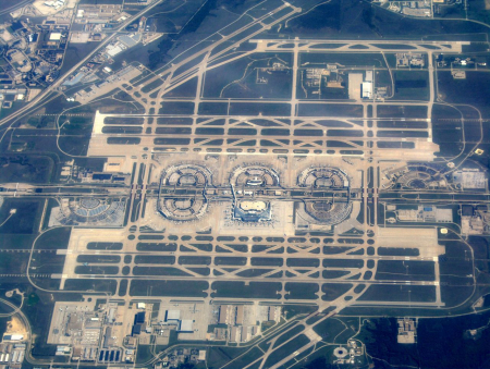 Overview of Dallas-Fort Worth International Airport, November 2007(Wikimedia Commons, Todd MacDonald, DFWAirportOverview, CC BY 2.0) Overview of Dallas-Fort Worth International Airport, November 2007(Wikimedia Commons, Todd MacDonald, DFWAirportOverview, CC BY 2.0)