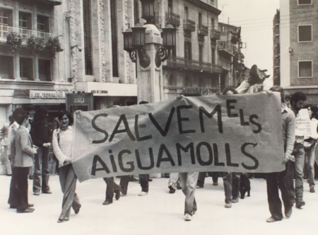 Demonstration in der Provinzstadt Figueres gegen den Bau von Port Llevant, 22. Mai 1977. Die Naturschutz-Gruppe versuchte nicht nur die Einheimischen vor Ort, sondern auch die gesamte Bevölkerung der Region auf die drohende Zerstörung der Aiguamolls hinzuweisen.(Foto: Carles Teixidor, Arxiu Jordi Sargatal) Demonstration in der Provinzstadt Figueres gegen den Bau von Port Llevant, 22. Mai 1977. Die Naturschutz-Gruppe versuchte nicht nur die Einheimischen vor Ort, sondern auch die gesamte Bevölkerung der Region auf die drohende Zerstörung der Aiguamolls hinzuweisen.(Foto: Carles Teixidor, Arxiu Jordi Sargatal)