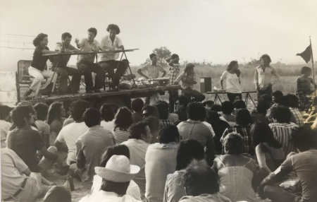 Versammlung im Sommer 1978 gegen den Bau von Port Llevant auf dem Gebiet der Aiguamolls. Die Protestgruppe setzte sich für eine demokratisch legitimierte Autonomieregierung in Katalonien ein und lehnte weitere Eingriffe des spanischen Zentralstaats ab, der sich damals im Umbruch von der Diktatur zur Demokratie befand.(Arxiu Jordi Sargatal) Versammlung im Sommer 1978 gegen den Bau von Port Llevant auf dem Gebiet der Aiguamolls. Die Protestgruppe setzte sich für eine demokratisch legitimierte Autonomieregierung in Katalonien ein und lehnte weitere Eingriffe des spanischen Zentralstaats ab, der sich damals im Umbruch von der Diktatur zur Demokratie befand.(Arxiu Jordi Sargatal)
