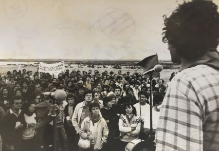 Im Jahr 1981 war der Bau von Port Llevant so gut wie abgewendet. Unklar blieb jedoch, was aus den Aiguamolls werden sollte. Deshalb trat die Gruppe zum Schutz des Biotops dafür ein, dass die Autonomieregierung Kataloniens das Gebiet kaufen und dort einen Naturpark einrichten sollte.(Arxiu Jordi Sargatal) Im Jahr 1981 war der Bau von Port Llevant so gut wie abgewendet. Unklar blieb jedoch, was aus den Aiguamolls werden sollte. Deshalb trat die Gruppe zum Schutz des Biotops dafür ein, dass die Autonomieregierung Kataloniens das Gebiet kaufen und dort einen Naturpark einrichten sollte.(Arxiu Jordi Sargatal)