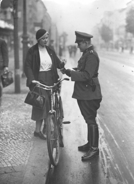 Zu den Strategien, Verkehrsunfälle einzudämmen, gehörte gerade in Deutschland ein wachsendes Dickicht von Normen für den öffentlichen Raum, die auch das Verhalten von Fußgängern und Radfahrern steuern sollten – wie es auf diesem Bild von 1934 zu sehen ist: Die Personalien einer Berlinerin werden im Rahmen einer allgemeinen Fahrradfahrerkontrolle aufgenommen, da die Frau auf der Mitte der Fahrbahn und nicht ganz rechts gefahren war. Die zeitgenössische Bildlegende der Agentur Scherl lautete: »Heute wieder Radfahrerrazzia (von 6.00 bis 20.00).«(Bundesarchiv, Bild 183-2004-0512-502) Zu den Strategien, Verkehrsunfälle einzudämmen, gehörte gerade in Deutschland ein wachsendes Dickicht von Normen für den öffentlichen Raum, die auch das Verhalten von Fußgängern und Radfahrern steuern sollten – wie es auf diesem Bild von 1934 zu sehen ist: Die Personalien einer Berlinerin werden im Rahmen einer allgemeinen Fahrradfahrerkontrolle aufgenommen, da die Frau auf der Mitte der Fahrbahn und nicht ganz rechts gefahren war. Die zeitgenössische Bildlegende der Agentur Scherl lautete: »Heute wieder Radfahrerrazzia (von 6.00 bis 20.00).«(Bundesarchiv, Bild 183-2004-0512-502)