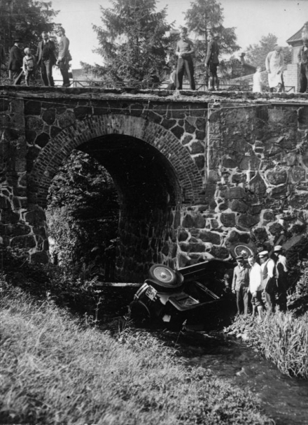 In den 1920er- und 1930er-Jahren stellten Autos höchst bedrohliche Fortbewegungsmittel dar, über die vor allem ungeübte Fahrer aufgrund der Bauweise und der aus heutiger Sicht katastrophalen Bremsen, Reifen, Lenkung und Fahrwerksbestandteile schnell die Kontrolle verlieren konnten, wie auch dieser Unfall von 1929 in Marienburg/Westpreußen zeigt. Das Auto war »in einer unübersichtlichen Kurve« gegen das Geländer einer Brücke geraten und danach in den Mühlengraben gestürzt.(Bundesarchiv, Bild 102-08131) In den 1920er- und 1930er-Jahren stellten Autos höchst bedrohliche Fortbewegungsmittel dar, über die vor allem ungeübte Fahrer aufgrund der Bauweise und der aus heutiger Sicht katastrophalen Bremsen, Reifen, Lenkung und Fahrwerksbestandteile schnell die Kontrolle verlieren konnten, wie auch dieser Unfall von 1929 in Marienburg/Westpreußen zeigt. Das Auto war »in einer unübersichtlichen Kurve« gegen das Geländer einer Brücke geraten und danach in den Mühlengraben gestürzt.(Bundesarchiv, Bild 102-08131)