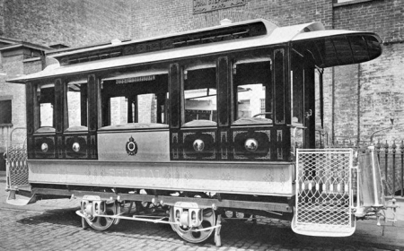 ›Bonde do Imperador D. Pedro II‹, a streetcar pulled by horses or mules, in 1888. Such trams epitomized the slow movement of the 19th century and were replaced by electric ones, but some horse-drawn trams remained working until 1928 in the suburbs.(Wikimedia Commons; Public Domain)