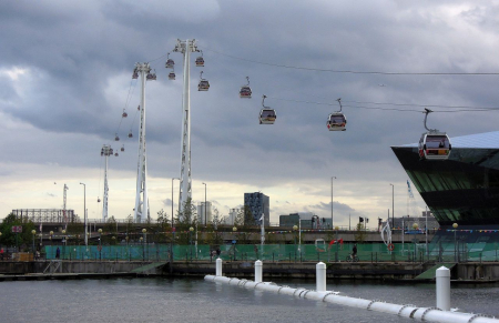 »Emirates Cable Car« in London, Juli 2012(Wikimedia Commons, originalpickaxe, Emirates Cable Car, Royal Victoria Dock, London, July 2012 - panoramio, CC BY 3.0) Wikimedia Commons, originalpickaxe, Emirates Cable Car, Royal Victoria Dock, London, July 2012 - panoramio, CC BY 3.0