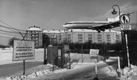 Landung einer Pan-Am-Maschine auf dem Flughafen Berlin-Tempelhof, 1971(bpk/Liselotte und Armin Orgel-Köhne) Landung einer Pan-Am-Maschine auf dem Flughafen Berlin-Tempelhof, 1971(bpk/Liselotte und Armin Orgel-Köhne)