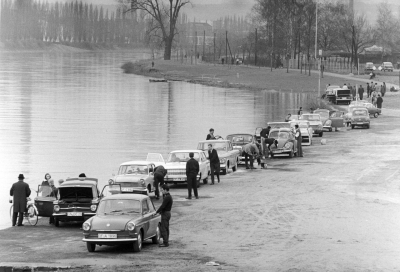 Autowäsche am Main, Bügel bei Offenbach, 1967 (bpk/Abisag Tüllmann) Autowäsche am Main, Bügel bei Offenbach, 1967 (bpk/Abisag Tüllmann)
