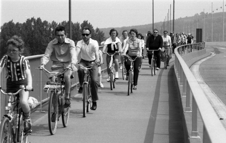 Autofreier Sonntag in Bonn, Konrad-Adenauer-Brücke, 8. Juni 1980(Bundesarchiv, B 145 Bild-F058395-0014, Foto: Engelbert Reineke) Autofreier Sonntag in Bonn, Konrad-Adenauer-Brücke, 8. Juni 1980(Bundesarchiv, B 145 Bild-F058395-0014, Foto: Engelbert Reineke)