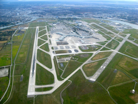 Vancouver International Airport, Januar 2007. Seit dem starken Wachstum des Flugverkehrs in den 1960er- und 1970er-Jahren wurde und wird dieser Flughafen immer weiter ausgebaut. Für die Jahre 2017–2037 liegt ein umfangreicher Masterplan vor, der es ermöglichen soll, die Kapazitäten auf jährlich 35 Millionen Passagiere zu steigern.(Wikimedia Commons, Alejandro Erickson, Vancouver International Airport Aerial, CC BY 3.0) Vancouver International Airport, Januar 2007. Seit dem starken Wachstum des Flugverkehrs in den 1960er- und 1970er-Jahren wurde und wird dieser Flughafen immer weiter ausgebaut. Für die Jahre 2017–2037 liegt ein umfangreicher Masterplan vor, der es ermöglichen soll, die Kapazitäten auf jährlich 35 Millionen Passagiere zu steigern.