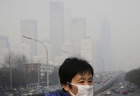 Smog in Beijing, Dezember 2015 – Fußgänger müssen zum Schutz vor der hohen Feinstaubbelastung regelmäßig Atemschutzmasken tragen.(picture alliance/AP Photo/Andy Wong) Smog in Beijing, Dezember 2015 – Fußgänger müssen zum Schutz vor der hohen Feinstaubbelastung regelmäßig Atemschutzmasken tragen.(picture alliance/AP Photo/Andy Wong)