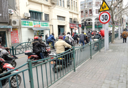 (E-)Bicycle and scooter commuters dominate Shanghai streets, 2014 (Wikimedia Commons, Tim Adams, Bicycle and scooter commuters in Shanghai China, CC BY 3.0) (E-)Bicycle and scooter commuters dominate Shanghai streets, 2014 (Wikimedia Commons, Tim Adams, Bicycle and scooter commuters in Shanghai China, CC BY 3.0)