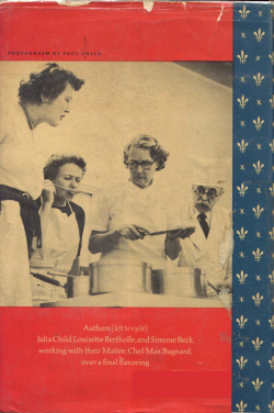 Der hintere Einband von »Mastering the Art of French Cooking«: Die Autorinnen Child, Bertholle und Beck mit »Maître« Bugnard