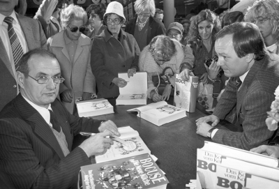 Der Star-Koch: Paul Bocuse (1926–2018), sowohl in der Bundesrepublik als auch in den USA populär, signiert 1979 in Frankfurt am Main sein Buch »Die neue Küche« (auf Deutsch erstmals 1977 erschienen). Das Standardwerk zum stolzen Preis von 98 DM wurde im Rahmen einer Sonderaktion für 34 DM angeboten. (picture alliance/Martin Athenstädt)