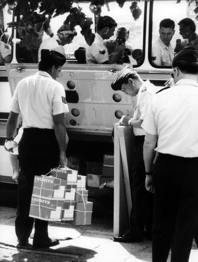 US-amerikanische Soldaten verstauen ihre Einkäufe in einem Bus (1989). Unter anderem dieses Motiv wurde von der »Berliner Zeitung« genutzt, um das Ausmaß der Shopping-Touren zu kritisieren. Die Bildunterschrift lautete damals: »Sie müssen den Ostgrenzern am Übergang Checkpoint Charlie weder die Brieftasche zeigen noch den Kofferraum öffnen.« (picture alliance/ADN/Zentralbild)