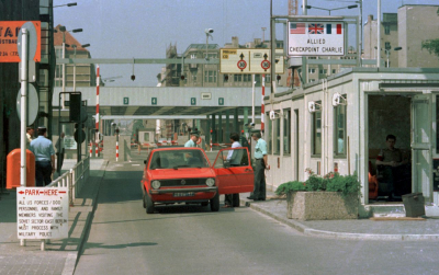 Der Grenzübergang Checkpoint Charlie in der Friedrichstraße, 1987 von West-Berlin aus fotografiert. Im Vordergrund rechts der kleine alliierte Kontrollpunkt, dahinter die DDR-Grenzkontrolle. (picture alliance/dpa-Zentralbild/Paul Glaser)