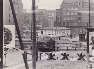 Ein Bus der US-Armee überquert 1962 die Grenze am Checkpoint Charlie. Die hier fotografierte Stadtrundfahrt war Teil der »Operation Look See«, die ausgewählte in den USA stationierte Soldaten mit der Situation in Deutschland nach dem Mauerbau vertraut machen sollte. Ihre Eindrücke hatten sie dann in der Heimat in Form von Schulungen und Vorträgen weiterzugeben. (AlliiertenMuseum, Fotosammlung, SP/5 Miller/© U.S. Army Photograph)