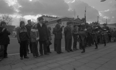US-Soldaten unter den Beobachtern einer Ablösung des Wachregiments Friedrich Engels vor der Neuen Wache in der Straße Unter den Linden (1981). Das im Krieg stark beschädigte Gebäude war 1960 als Mahnmal für die Opfer des Faschismus und des Militarismus rekonstruiert und mit neuer Innengestaltung eröffnet worden. (AlliiertenMuseum, Fotosammlung)