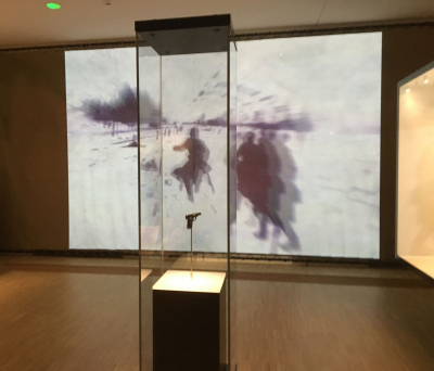 Die starke Ästhetisierung der Exponate geht auf Kosten der Informationsvermittlung – konkrete Objektinformationen finden sich lediglich im Tablet. Hier die Inszenierung des Revolvers, der von dem bosnischen Serben Gavrilo Princip zur Ermordung des österreichisch-ungarischen Thronfolgers Erzherzog Franz Ferdinand am 28. Juni 1914 in Sarajevo benutzt wurde. Bei der Pistole handelt es sich um ein belgisches Produkt aus dem Jahre 1910. (Foto: Andreas Fickers)