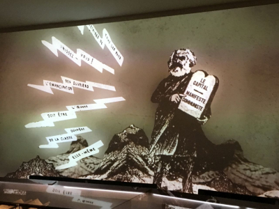 Von der französischen bis zur proletarischen Revolution – audiovisuelle Inszenierung im Eingangsbereich zur dritten Etage und dem Themenblock »Weltmacht Europa«. Karl Marx bzw. »Das Kapital« und das »Manifest der Kommunistischen Partei« werden in einer bewegten Bild-Ton-Montage aufwendig in Szene gesetzt. (Foto: Andreas Fickers)