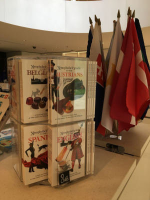 Ironie der Geschichte: Im Museumsshop sucht man vergeblich nach aktueller wissenschaftlicher Literatur zur europäischen Geschichte. Dafür mangelt es nicht an Utensilien zur Nationalgeschichte (Flaggen) oder populärwissenschaftlichen Darstellungen, welche nationale Eigenheiten und Stereotypen reproduzieren. (Foto: Andreas Fickers)