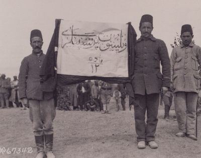 25. September 1919: Bei einem Empfang für Major General James Harbord, den Leiter der amerikanischen Militärmission im Nahen Osten, weisen Armenier im ostanatolischen Erzurum auf die Leitideen Wilsons hin. (Wikimedia Commons; National Archives, Washington DC; Foto: Sergeant Barnes/Public Domain)