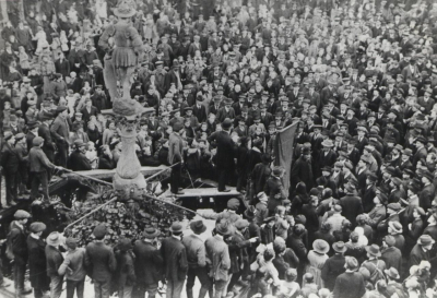 Versammlung auf dem Marktplatz in Reutlingen, 11. November 1918 (Stadtarchiv Reutlingen, S 105/1 – Fotosammlung Keim, Nr. 142.69)