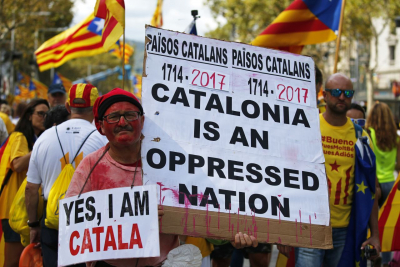 11. September 2017: Demonstration in Barcelona für die Unabhängigkeit Kataloniens (kurz vor dem Referendum vom 1. Oktober). Der 11. September ist der katalanische »Nationalfeiertag«. Mit diesem Datum wird an die Kapitulation Barcelonas von 1714 erinnert. Nach der Niederlage Kataloniens im Spanischen Erbfolgekrieg schaffte Philipp V. die dortige Selbstverwaltung ab. Dies wird von Unabhängigkeitsbefürwortern als Beginn einer Unterdrückung durch den spanischen Staat empfunden. (picture alliance/©GTRESONLINE)