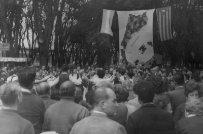 Ein Sardana-Festival im Jahr 1962. Solche Festivals breiteten sich in Katalonien ab dem frühen 20. Jahrhundert aus. Der Tanz hatte nicht nur eine soziale, sondern auch eine politische Funktion. Er war ein Symbol für den katalanischen Regionalismus, der während des Franco-Regimes unterdrückt wurde. (Wikimedia Commons, Anonymous, VI Aplec de Sardana - 1962, CC BY-SA 4.0)