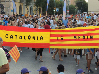 Demonstration am katalanischen »Nationalfeiertag«, 11. September 2014. Die Befürworter eines Verbleibs von Katalonien innerhalb des spanischen Staats haben sich bislang eher selten in der Öffentlichkeit gezeigt. Nur vereinzelt gab es öffentliche Bekundungen in diesem Sinne – mit dem Argument, dass Spanien und Katalonien durch die Binnenmigrationsgeschichte, aber auch wirtschaftlich viel zu sehr miteinander verflochten seien, als dass eine Unabhängigkeit Kataloniens tatsächlich praktikabel sei. (Wikimedia Commons, Venderhad, SCCPancarta, CC BY-SA 4.0)