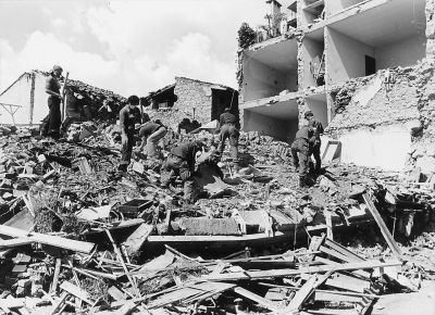 Beachtenswerter Aufwand: Für den Einsatz bei dem Erdbeben in der Irpinia (Italien) 1980 schickte die Bundeswehr eine Truppe von zeitweise 790 Soldaten, die zwei Monate vor Ort blieben. Sanitätseinheiten und Pioniere halfen bei den Aufräumarbeiten in der schwer verwüsteten Region. (© Redaktion der Bundeswehr. Mediendatenbank)