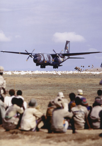 Operationelle Innovationen und größere Reichweite: »Africadrop« bzw. »Afrikaverfahren« einer C-160 Transall beim Einsatz in Äthiopien 1985. In abgelegenen Gebieten waren oft keine passenden Landeplätze zu finden. Die Soldaten vor Ort testeten schon bei der Versorgung der Sahel-Zone 1973/74 den Abwurf von Hilfsgütern im Niedrigflug. Mit verbesserten Packroutinen konnte sich das Verfahren in Äthiopien 1984/85 als Standard durchsetzen. (© Redaktion der Bundeswehr. Mediendatenbank)