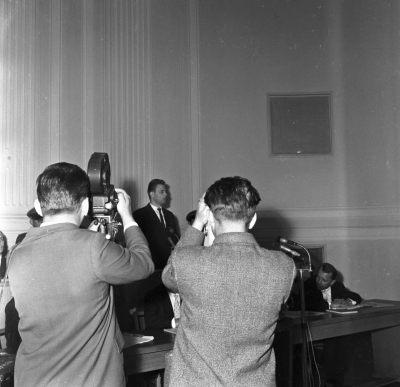 Ton- und Bildaufzeichnungen vor Gericht, hier ein Spionageprozess vor dem Obersten Gericht der DDR unter dem Vorsitz von Heinrich Toeplitz, 1966. Toeplitz (1914–1998) war in den Jahren 1960 bis 1986 Gerichtspräsident. (BStU, MfS, HA II, Fo, 753, Bild 58)