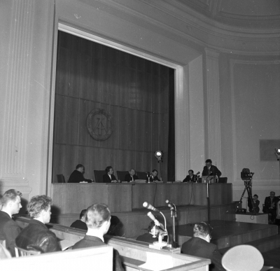 Ton- und Bildaufzeichnungen vor Gericht, hier ein Spionageprozess vor dem Obersten Gericht der DDR unter dem Vorsitz von Heinrich Toeplitz, 1966. Toeplitz (1914–1998) war in den Jahren 1960 bis 1986 Gerichtspräsident. (BStU, MfS, HA II, Fo, 753, Bild 50)