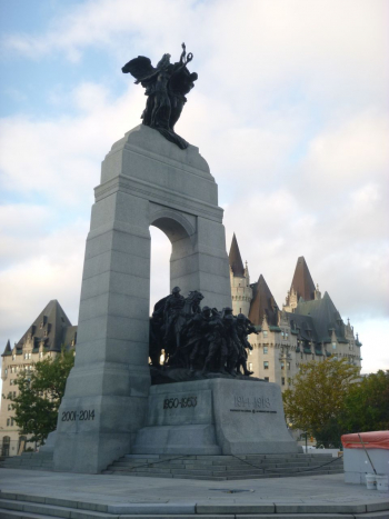 War Memorial in Ottawa. Von den verschiedenen Jahreszahlen am Denkmal erkannt man aus dieser Perspektive die Hinweise auf den Einsatz kanadischer Soldaten in Afghanistan (2001–2014), Korea (1950–1953) und im Ersten Weltkrieg (1914–1918). Im Hintergrund ist das Hotel »Château Laurier« zu sehen. (Foto: Jan Erik Schulte, Oktober 2016)