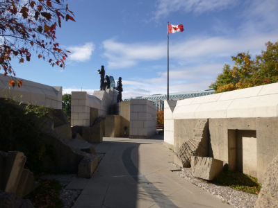 Peacekeeping Monument, Ottawa (im Hintergrund die Dächer der Nationalgalerie) (Foto: Jan Erik Schulte, Oktober 2016)