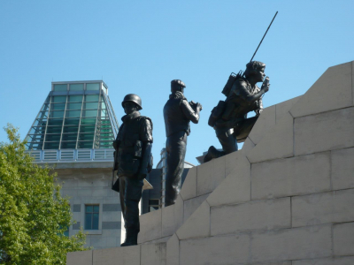 Peacekeeping Monument, Ottawa. Detail mit den drei Soldatenfiguren, im Hintergrund die US-amerikanische Botschaft (Foto: Jan Erik Schulte, September 2008)